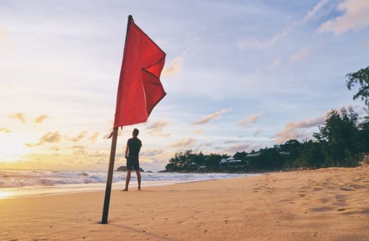 signification des drapeaux au bord de la plage