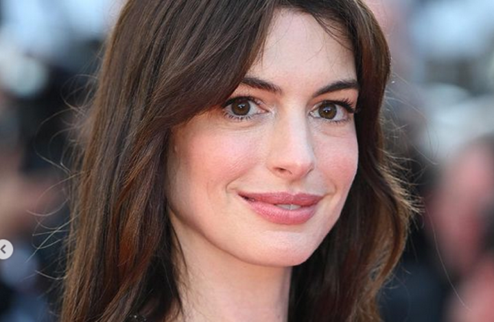 Anne Hathaway : Elle est sublime dans ces paires de sandales Birkenstock Arizona Birko-Flore !