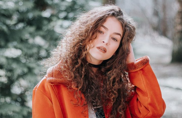 Cheveux bouclés : Ces 3 produits vont vous aider à parfaire votre style cet été 2022 !