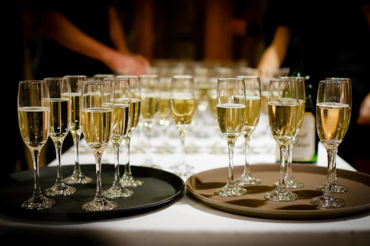 Accords mets et vins : Que devez-vous manger avec du champagne durant cet été 2022 ?