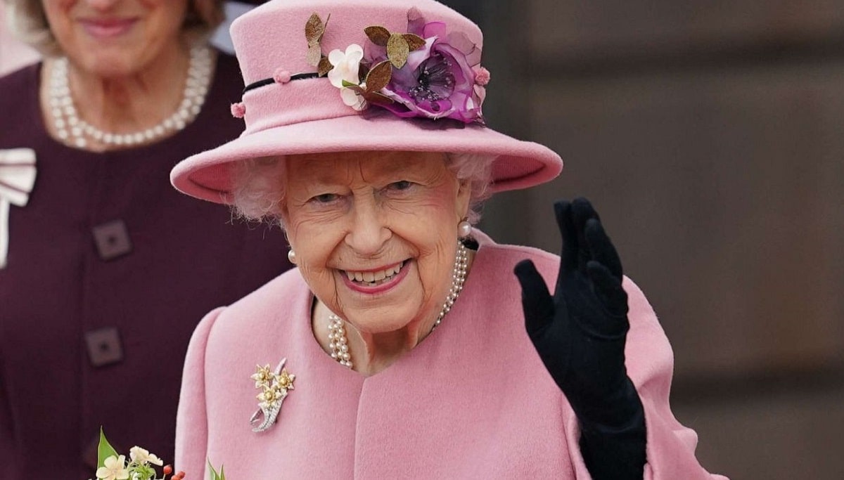 Elizabeth II : La splendide robe de la souveraine d’Angleterre fait de nouveau la une des actualités !