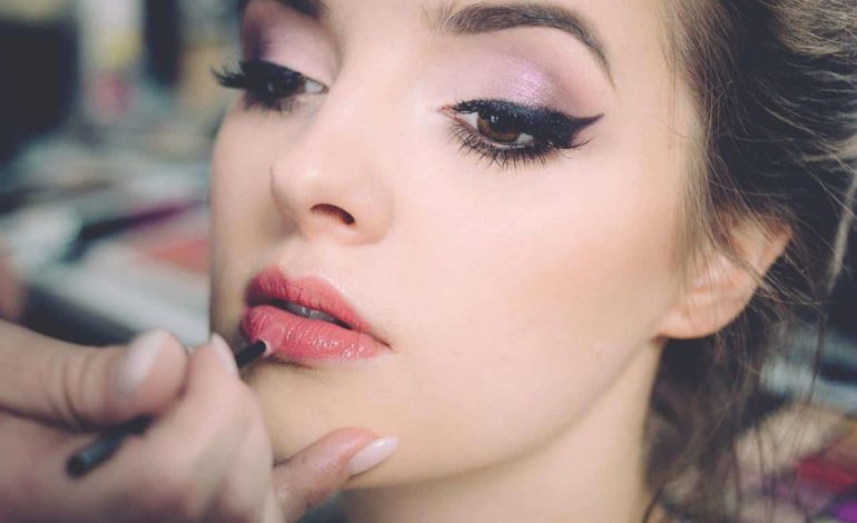 Maquillage : Le blush noir est la nouvelle tendance make up très surprenante à adopter cet été 2022 !