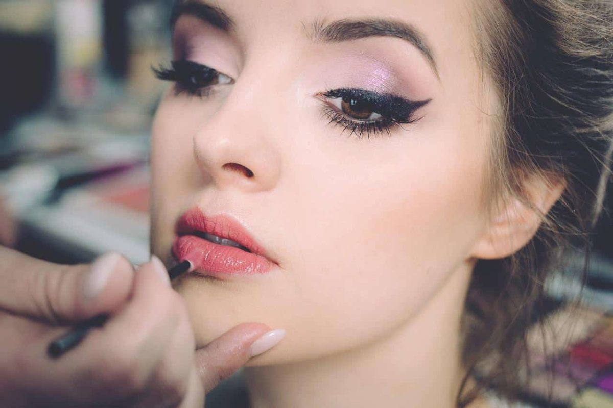 Maquillage : Le blush noir est la nouvelle tendance make up très surprenante à adopter cet été 2022 !