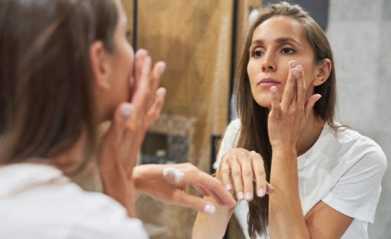 Soin visage : Voici la routine idéale pour les personnes qui sont sujettes à l’acné !