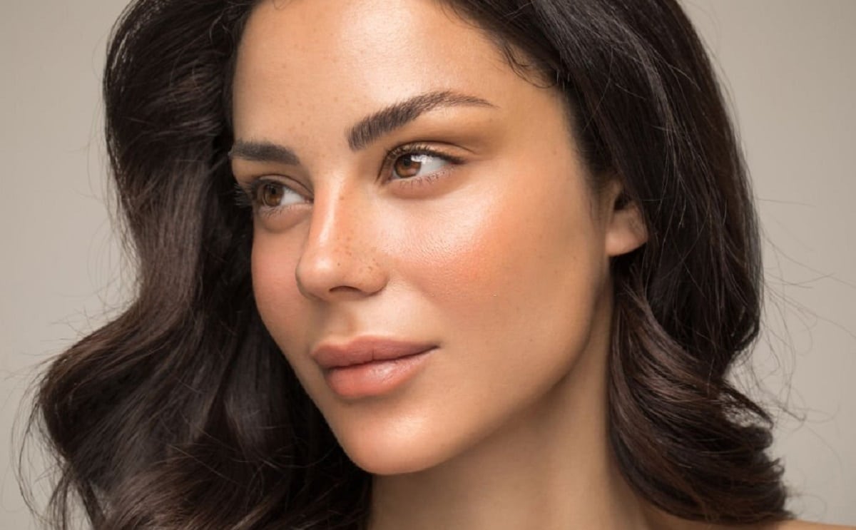 Maquillage : Avez-vous déjà essayé le Henna Brow ? La nouvelle tendance des sourcils !