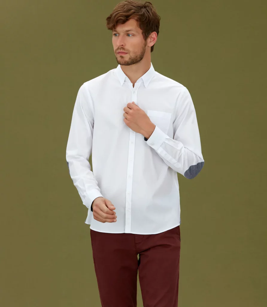 Une chemise blanche pour être à la mode cette saison