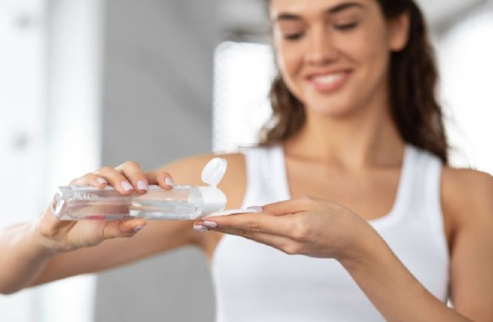Eau Micellaire : Voici comment utiliser ce célèbre soin de la peau ! Ses bienfaits sont incroyables !