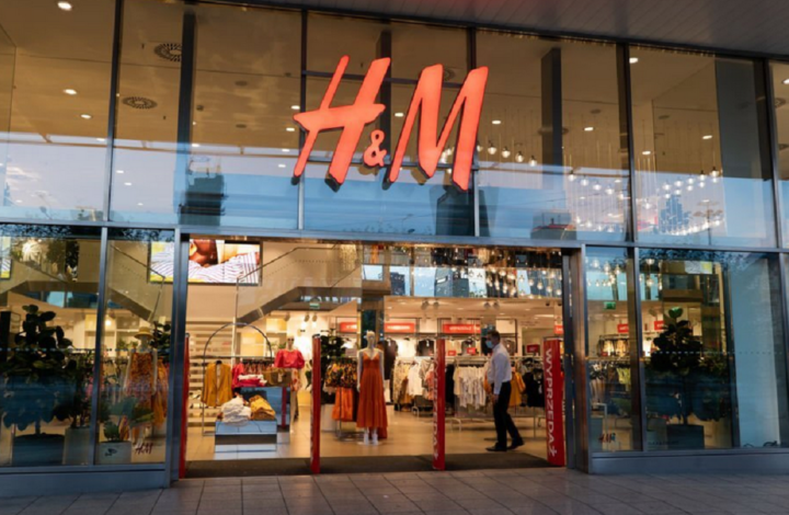 H&M : Ces nouveaux jeans évasés font actuellement un véritable carton chez l’enseigne !