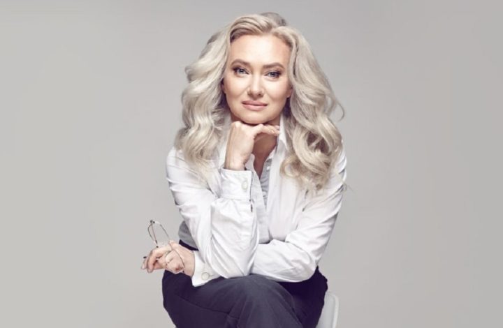 Cheveux gris tendance 2022 : signe de vieillesse ou de maturité ?