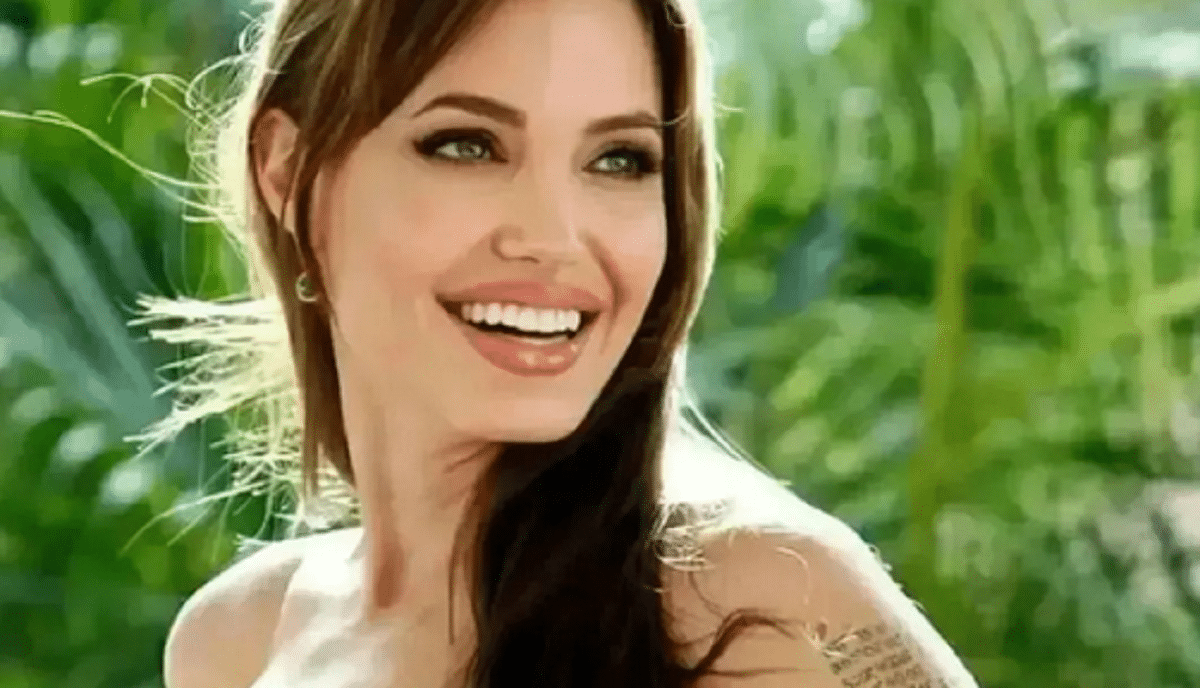 Angelina Jolie en attente du divorce: « Il a étouffé l’un des enfants et en a frappé un autre », la star du cinéma livre un lourd secret sur Brad Pitt!