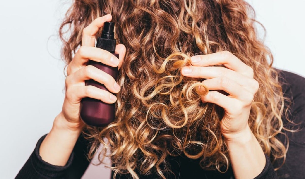 Coiffure : Ce nouveau spray indispensable va rendre vos cheveux plus volumineux durant cet automne 2022 !