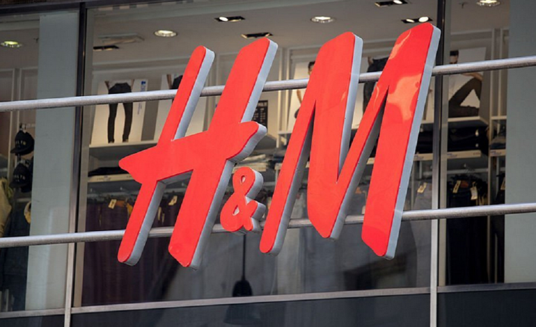 H&M : Découvrez sans tarder quel est cet accessoire vintage ultra tendance que la marque a sorti !