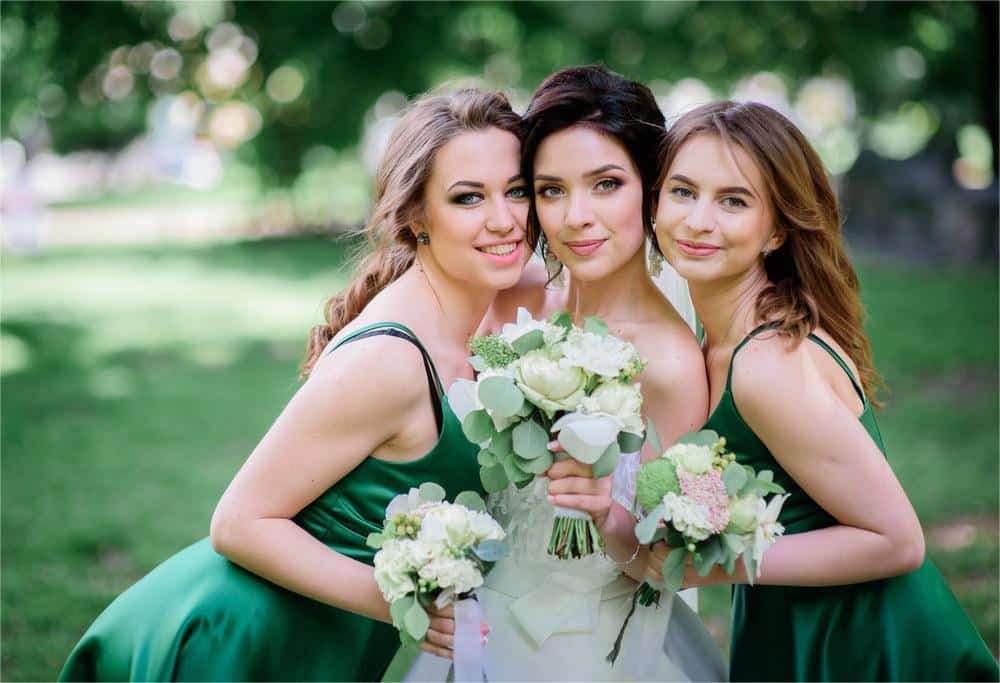 Tendance 2022 : Comment faire pour habiller un cortège de mariée vert durant cet automne ？