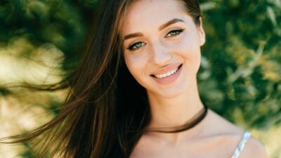 Femme avec de magnifiques cheveux longs