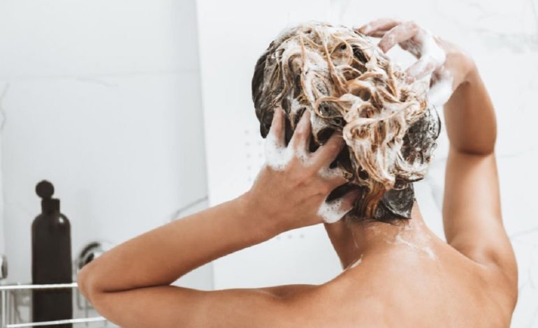 Coiffure : Les 5 fautes qu’on fait tous avec notre après-shampoing et que vous devez absolument éviter !