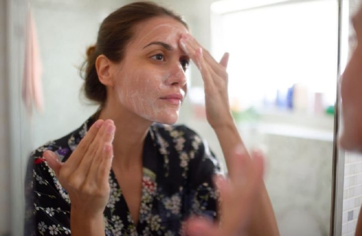 Poils du visage : Cette crème fait maison fait un carton et vous fera économiser pour les épilations !