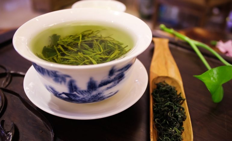Coiffure : Le thé vert est le remède idéal pour lutter contre la chute des cheveux cet automne/hiver !