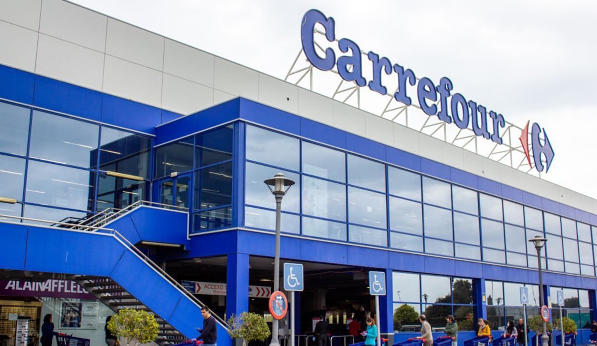 Carrefour : Son nouveau manteau long liquidé à moins de 50 euros surpasse celle des grandes marques comme Zara et Mango !