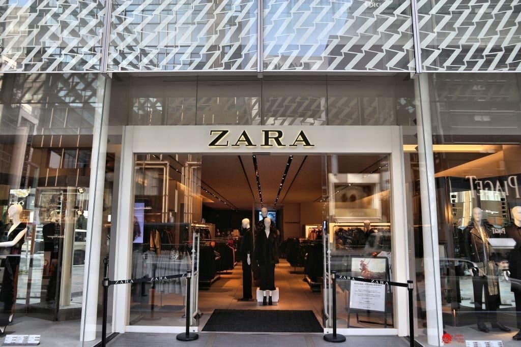 Zara : Apparaissez de façon éblouissante pour le réveillon avec cette superbe robe dos nu de la marque espagnole !