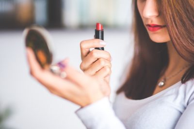Beauté : Une étude très sérieuse dévoile la couleur de rouge à lèvres qui séduit tous les hommes !