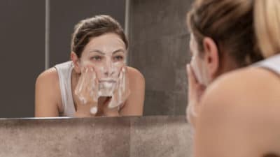 Soin visage : Laver le visage avant de dormir n’est pas une bonne habitude !