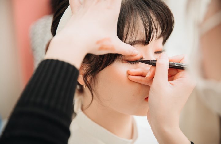 Maquillage : La nouvelle astuce pour réussir son eye liner avec son doigt qui cartonne sur les réseaux sociaux !