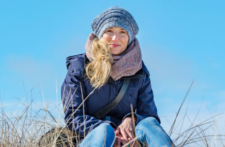 Tendance hiver : Les cagoules et les casquettes reviennent à la mode, voilà comment les porter avec élégance avec votre look !