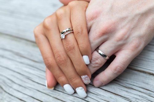 Mariage : Comment faire pour porter à la fois votre bague de fiançailles et votre alliance ?