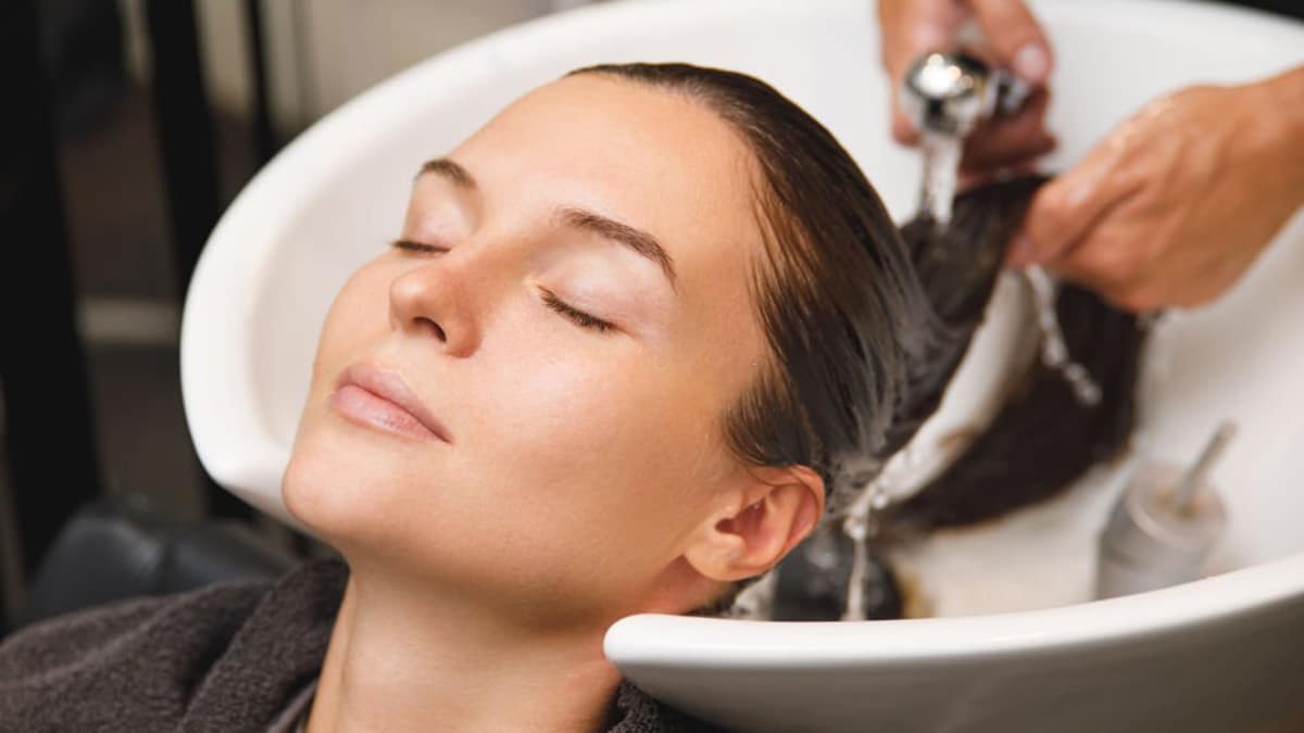 Astuce cheveux : Eliminez les mauvaises odeurs de votre chevelure avec cette astuce géniale sans pour autant les laver !