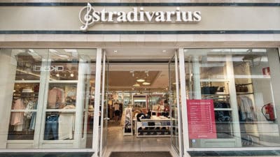 Stradivarius : La marque fait du bruit avec cette superbe robe d'hiver proposée à moins de 17 euros !