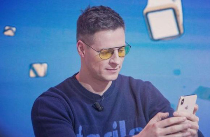 TPMP : Matthieu Delormeau arrive sur le plateau avec des lunettes de soleil, Cyril ne rate pas l’occasion de faire une remarque