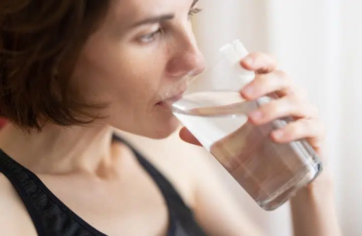 Régime minceur : Découvrez combien de verres d’eau vous devez boire par jour pour perdre du poids !