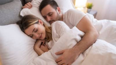 Voici pourquoi dormir avec son couple est bénéfique pour le corps !
