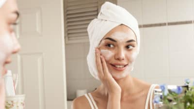 Astuce beauté : Les mauvaises habitudes à arrêter dès aujourd’hui quand vous vous nettoyez le visage !