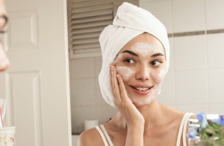 Astuce beauté : Les mauvaises habitudes à arrêter dès aujourd’hui quand vous vous nettoyez le visage !