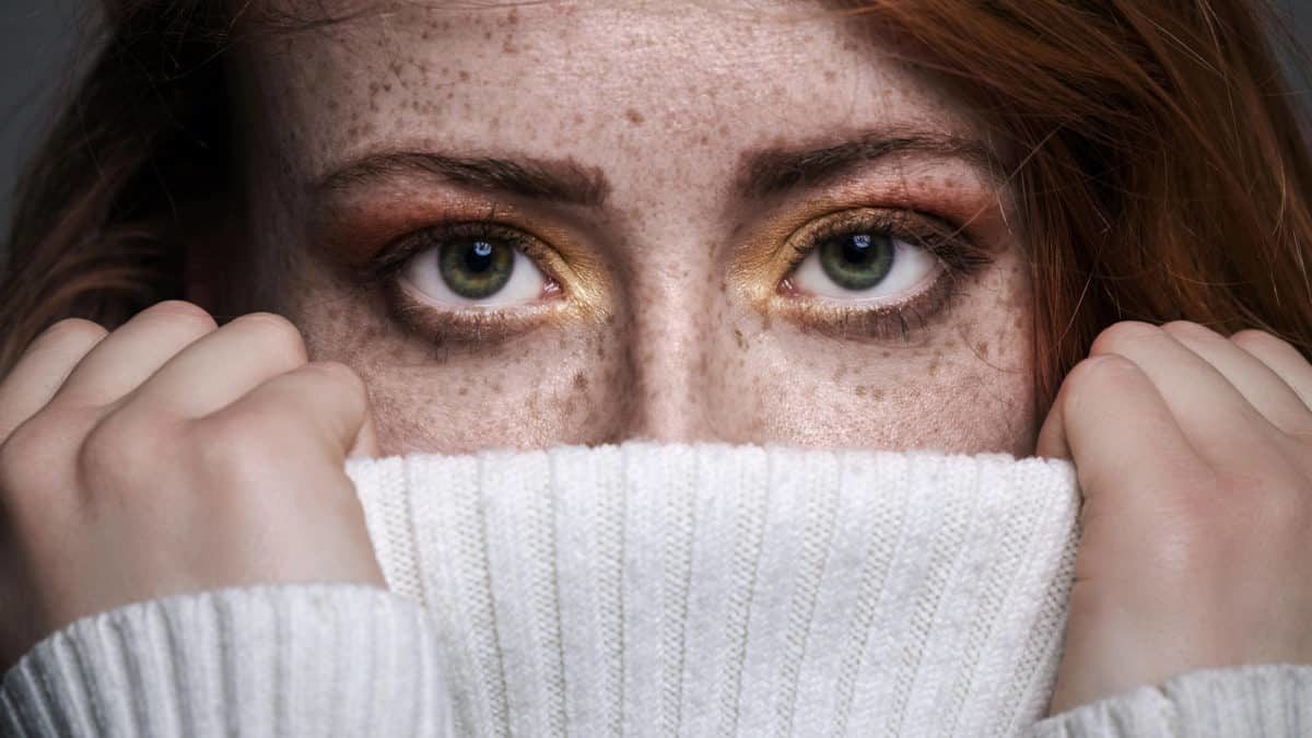 Femme avec des taches de rousseur