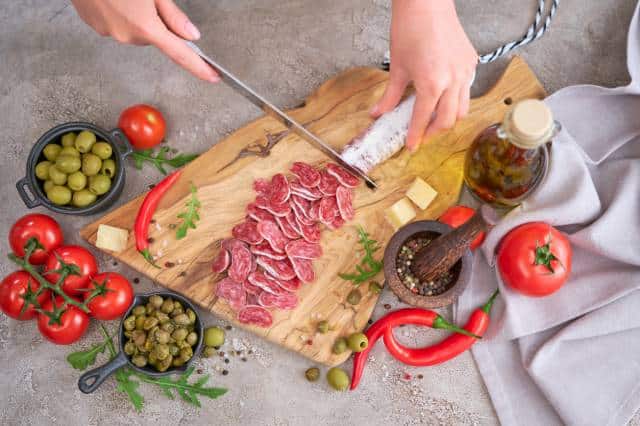 Fuet catalan sur plateau charcuterie