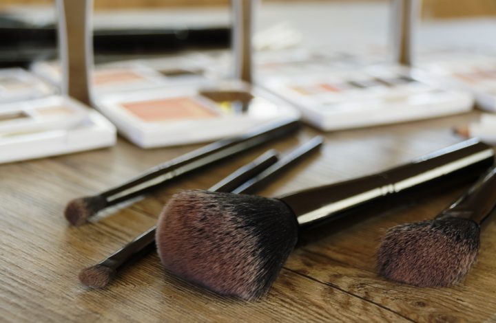Maquillage : Les conseils d’expert pour bien nettoyer vos pinceaux et les entretenir facilement !