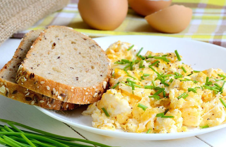 Rien de mieux que les œufs brouillés pour commencer la journée. Comment la préparer correctement ?