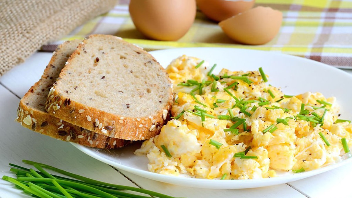 Rien de mieux que les œufs brouillés pour commencer la journée. Comment la préparer correctement ?