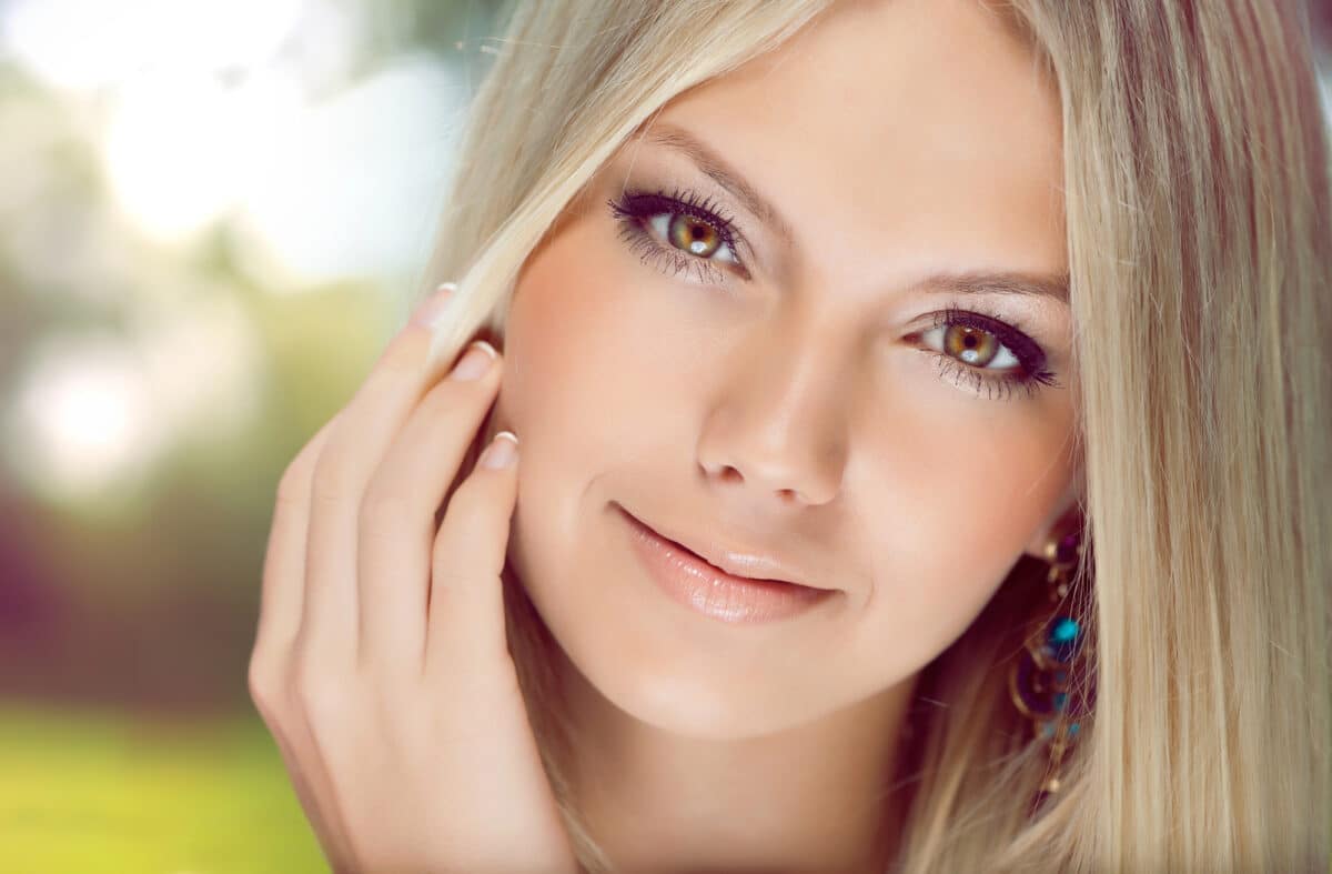 Ces trois erreurs qui vous vieillissent sont à éviter quand vous maquillez vos yeux !