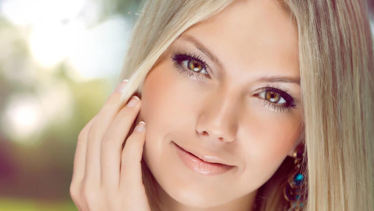 Ces trois erreurs qui vous vieillissent sont à éviter quand vous maquillez vos yeux !