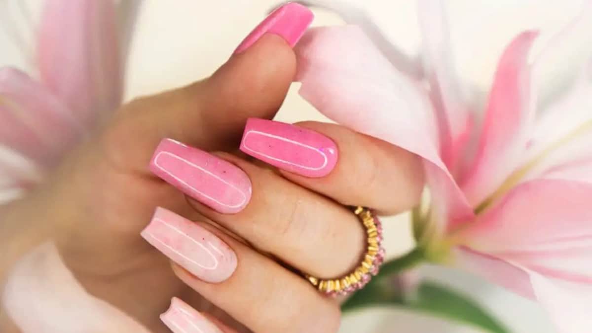 Manucure 2023 : Quelques idées de couleurs pour bien adopter le style de « Oil-slick nails » cet été !