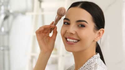 Astuce maquillage : Cette technique très efficace va vous permettre de matifier votre peau toute la journée !