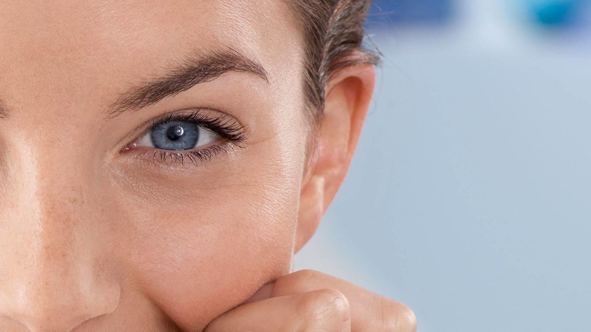 Soin du visage : Les bons gestes pour appliquer son contour des yeux et augmenter ses effets anti âge !