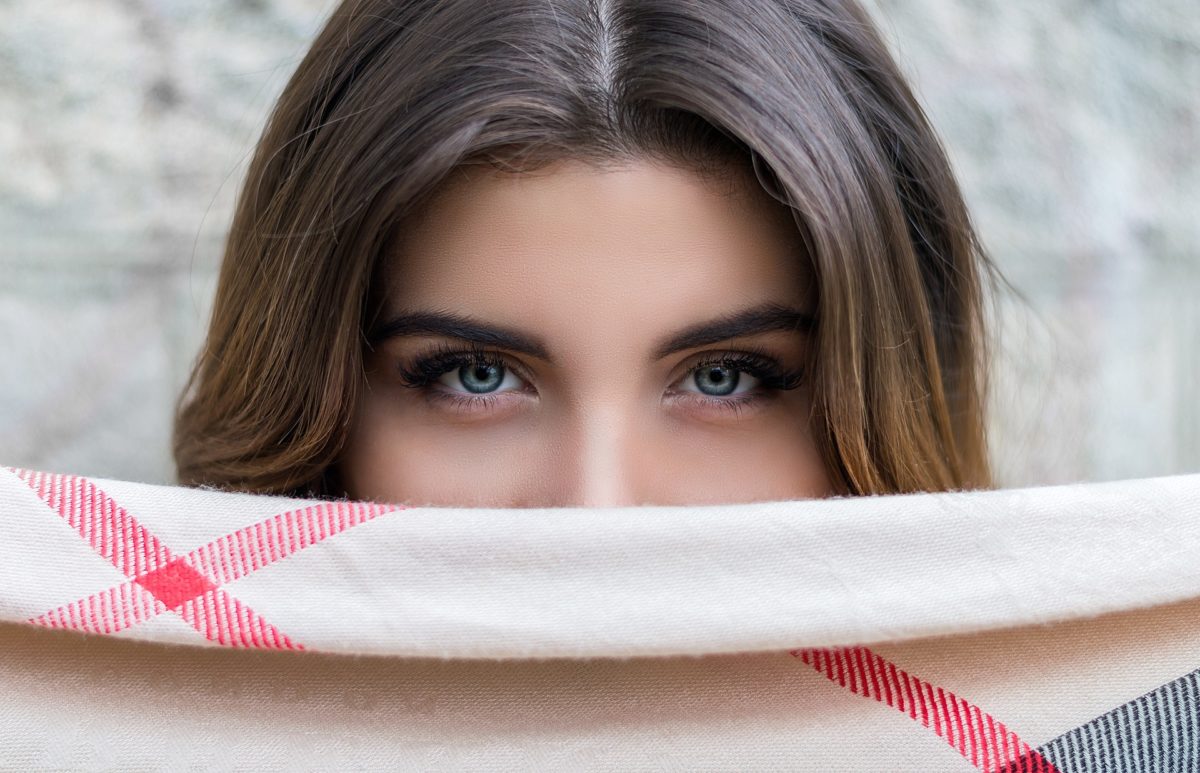 Maquillage : Cette astuce va vous aider à densifier vos sourcils clairsemés en moins de deux minutes !