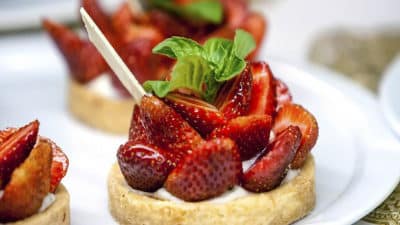 Recette : Cyril Lignac nous révèle la technique infaillible pour concocter un délicieux sablé breton aux fraises !