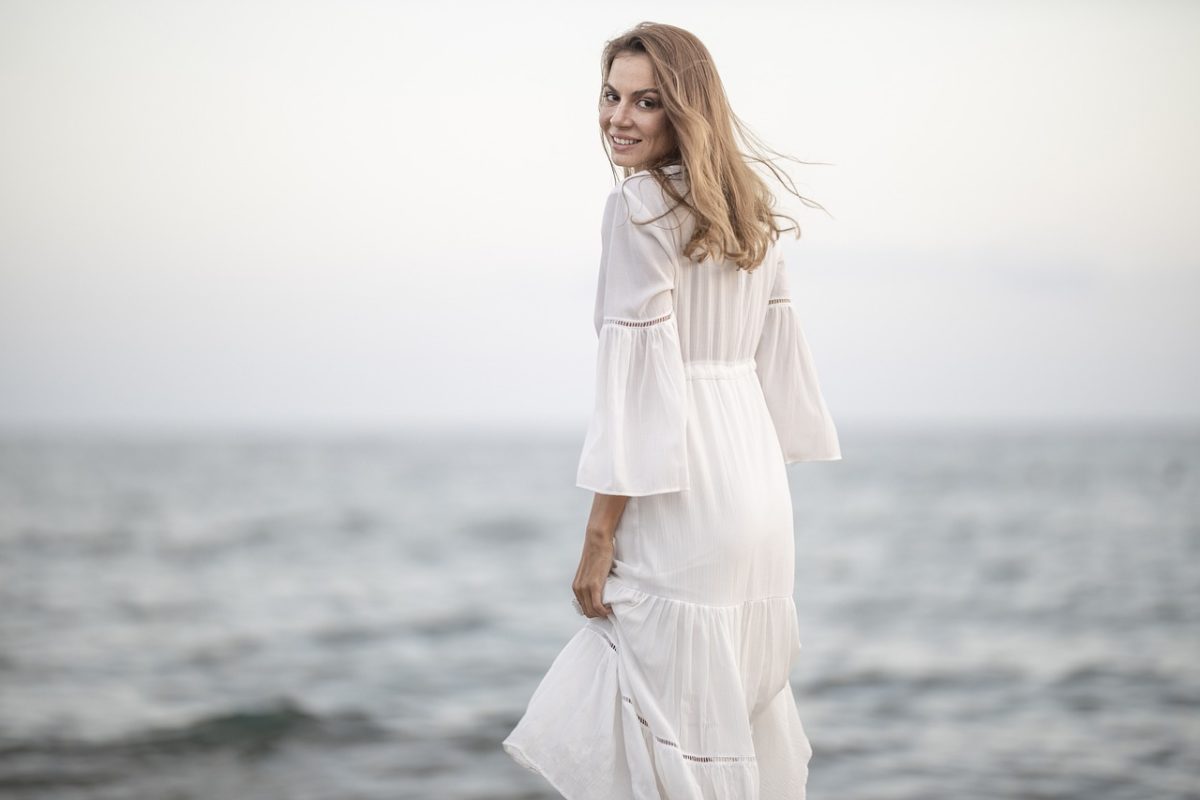 Tendance 2023 : Ces robes blanches que vous allez porter tout l’été vont sublimer votre bronzage !