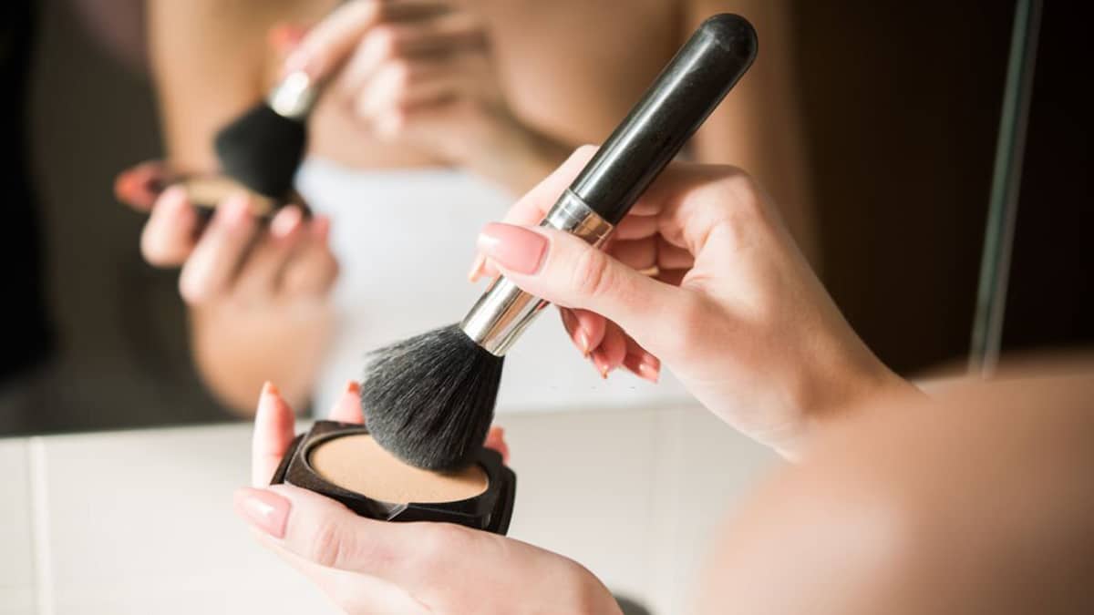 Maquillage : Utilisez l’une de ces 3 poudres matifiantes pour garder votre maquillage en place durant toute la journée !
