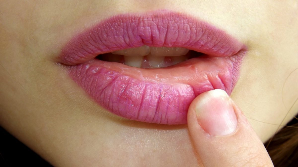 Maquillage : Cette couleur de rouge à lèvres est celle qui va à absolument tout le monde d’après les experts !